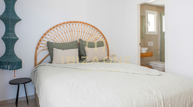 Penthouse de luxe avec jacuzzi sur le toit, vue panoramique sur la mer et à deux pas de la plage de Cala Vadella – À vendre, Ibiza