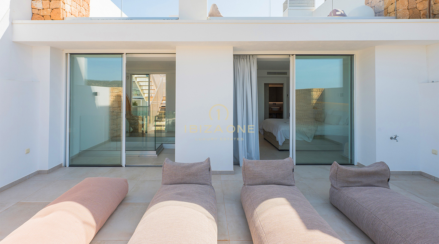 Penthouse de luxe avec jacuzzi sur le toit, vue panoramique sur la mer et à deux pas de la plage de Cala Vadella – À vendre, Ibiza