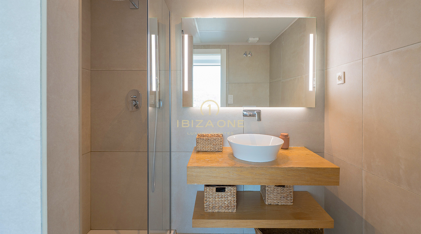 Luxe penthouse met jacuzzi op het dakterras, panoramisch uitzicht op zee en op loopafstand van het strand van Cala Vadella – te koop, Ibiza