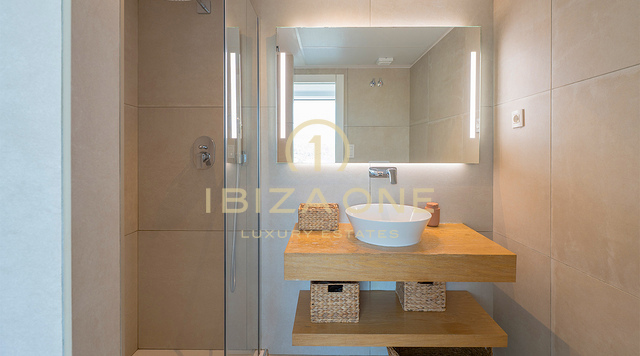 Ático de lujo con jacuzzi en la azotea, vistas panorámicas al mar y a pocos pasos de la playa de Cala Vadella – En venta, Ibiza