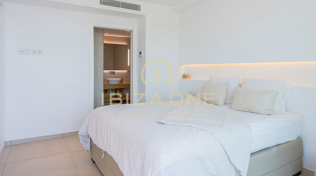 Ático de lujo con jacuzzi en la azotea, vistas panorámicas al mar y a pocos pasos de la playa de Cala Vadella – En venta, Ibiza