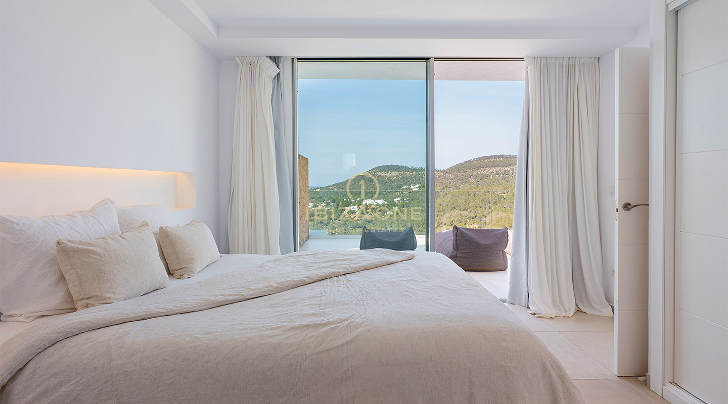 Attico di lusso con jacuzzi sul tetto, vista panoramica sul mare e a pochi passi dalla spiaggia di Cala Vadella - In vendita, Ibiza