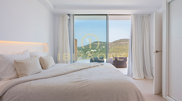 Ático de lujo con jacuzzi en la azotea, vistas panorámicas al mar y a pocos pasos de la playa de Cala Vadella – En venta, Ibiza