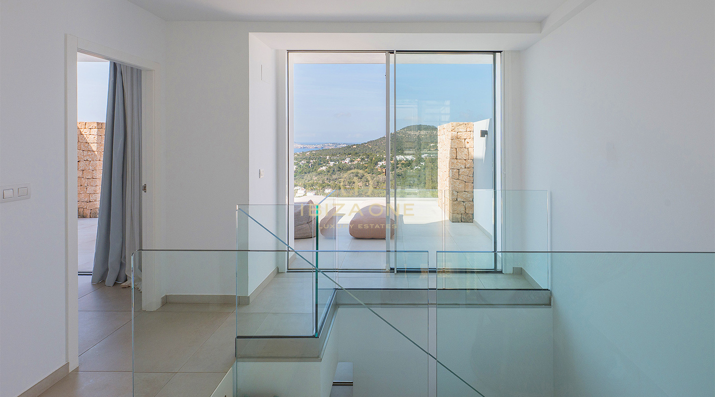 Luxuriöses Penthouse mit Dachterrassen-Whirlpool, Panoramablick aufs Meer und nur wenige Gehminuten vom Strand Cala Vadella entfernt – Zu verkaufen auf Ibiza