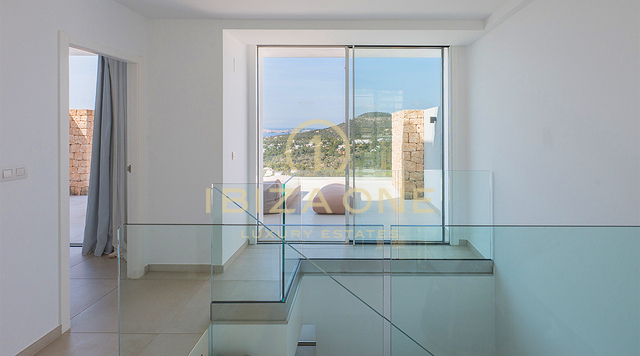 Luxuriöses Penthouse mit Dachterrassen-Whirlpool, Panoramablick aufs Meer und nur wenige Gehminuten vom Strand Cala Vadella entfernt – Zu verkaufen auf Ibiza