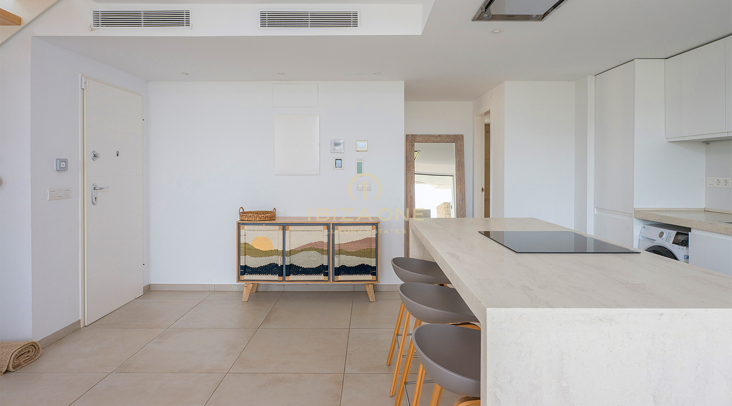 Luxuriöses Penthouse mit Dachterrassen-Whirlpool, Panoramablick aufs Meer und nur wenige Gehminuten vom Strand Cala Vadella entfernt – Zu verkaufen auf Ibiza