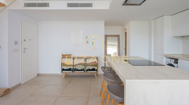 Luxuriöses Penthouse mit Dachterrassen-Whirlpool, Panoramablick aufs Meer und nur wenige Gehminuten vom Strand Cala Vadella entfernt – Zu verkaufen auf Ibiza