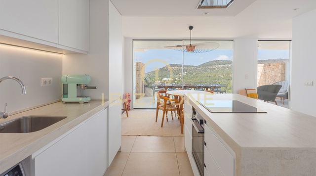 Attico di lusso con jacuzzi sul tetto, vista panoramica sul mare e a pochi passi dalla spiaggia di Cala Vadella - In vendita, Ibiza