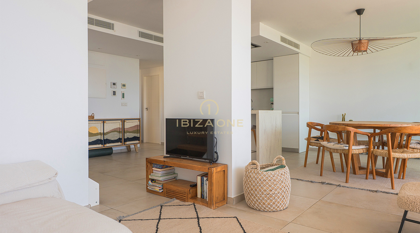 Luxuriöses Penthouse mit Dachterrassen-Whirlpool, Panoramablick aufs Meer und nur wenige Gehminuten vom Strand Cala Vadella entfernt – Zu verkaufen auf Ibiza