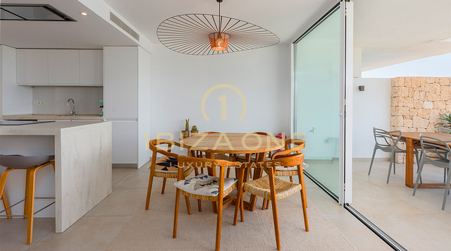 Penthouse de luxe avec jacuzzi sur le toit, vue panoramique sur la mer et à deux pas de la plage de Cala Vadella – À vendre, Ibiza