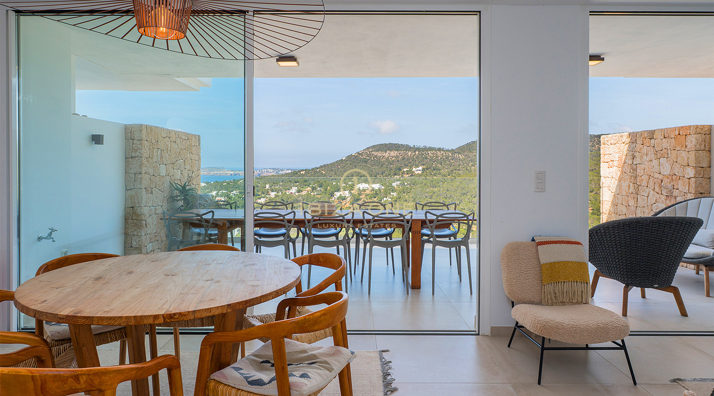 Luxuriöses Penthouse mit Dachterrassen-Whirlpool, Panoramablick aufs Meer und nur wenige Gehminuten vom Strand Cala Vadella entfernt – Zu verkaufen auf Ibiza