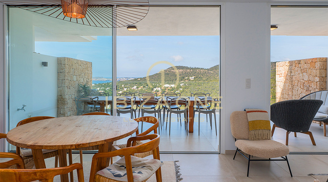 Attico di lusso con jacuzzi sul tetto, vista panoramica sul mare e a pochi passi dalla spiaggia di Cala Vadella - In vendita, Ibiza