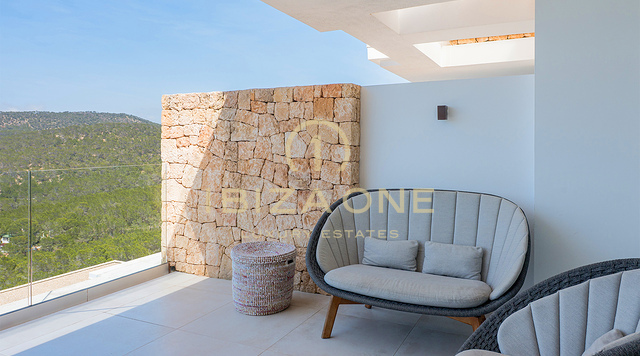 Luxuriöses Penthouse mit Dachterrassen-Whirlpool, Panoramablick aufs Meer und nur wenige Gehminuten vom Strand Cala Vadella entfernt – Zu verkaufen auf Ibiza