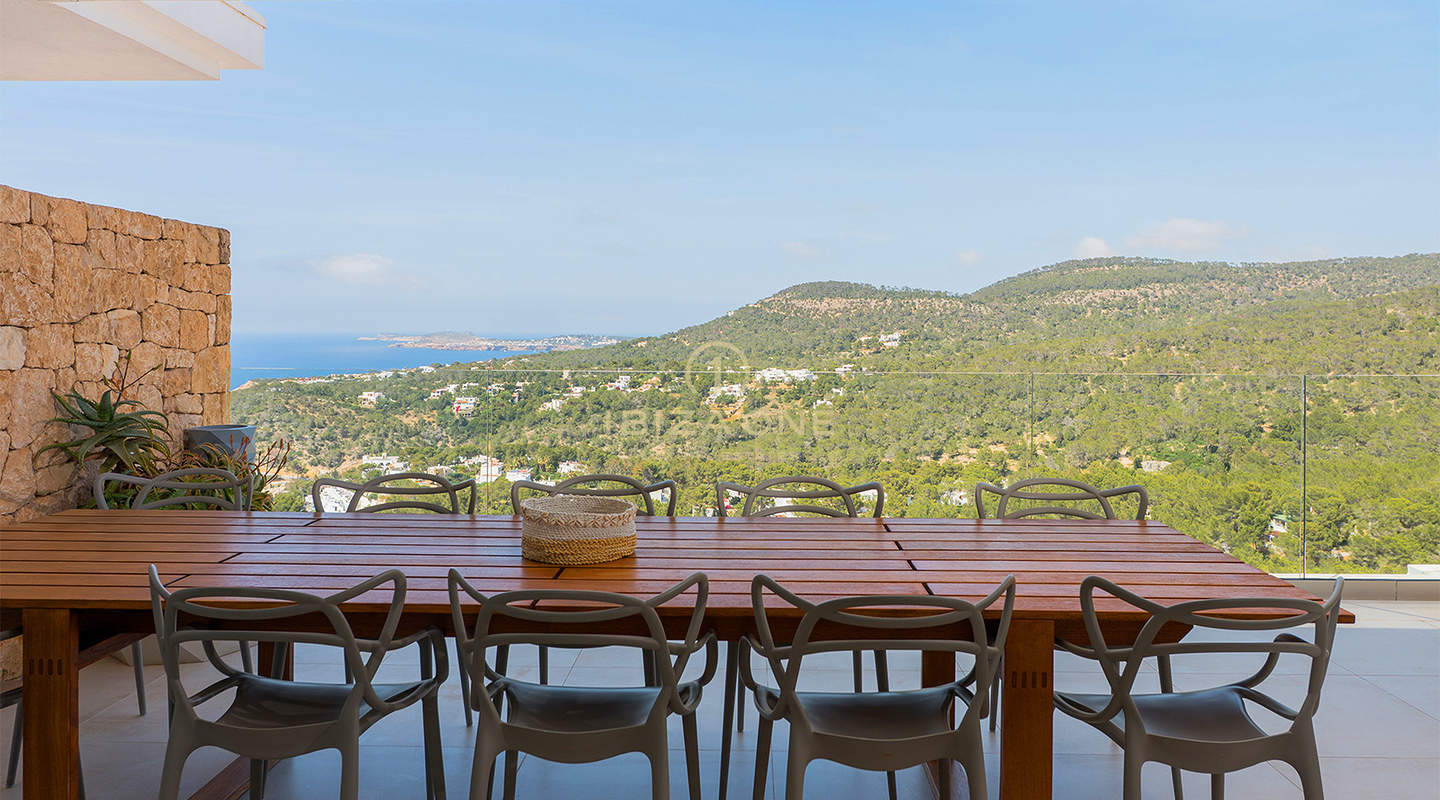 Ático de lujo con jacuzzi en la azotea, vistas panorámicas al mar y a pocos pasos de la playa de Cala Vadella – En venta, Ibiza