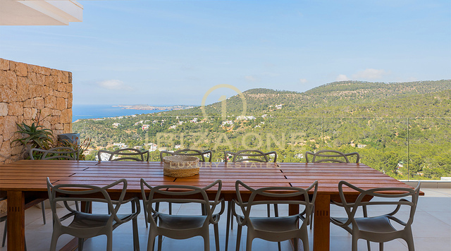 Luxe penthouse met jacuzzi op het dakterras, panoramisch uitzicht op zee en op loopafstand van het strand van Cala Vadella – te koop, Ibiza