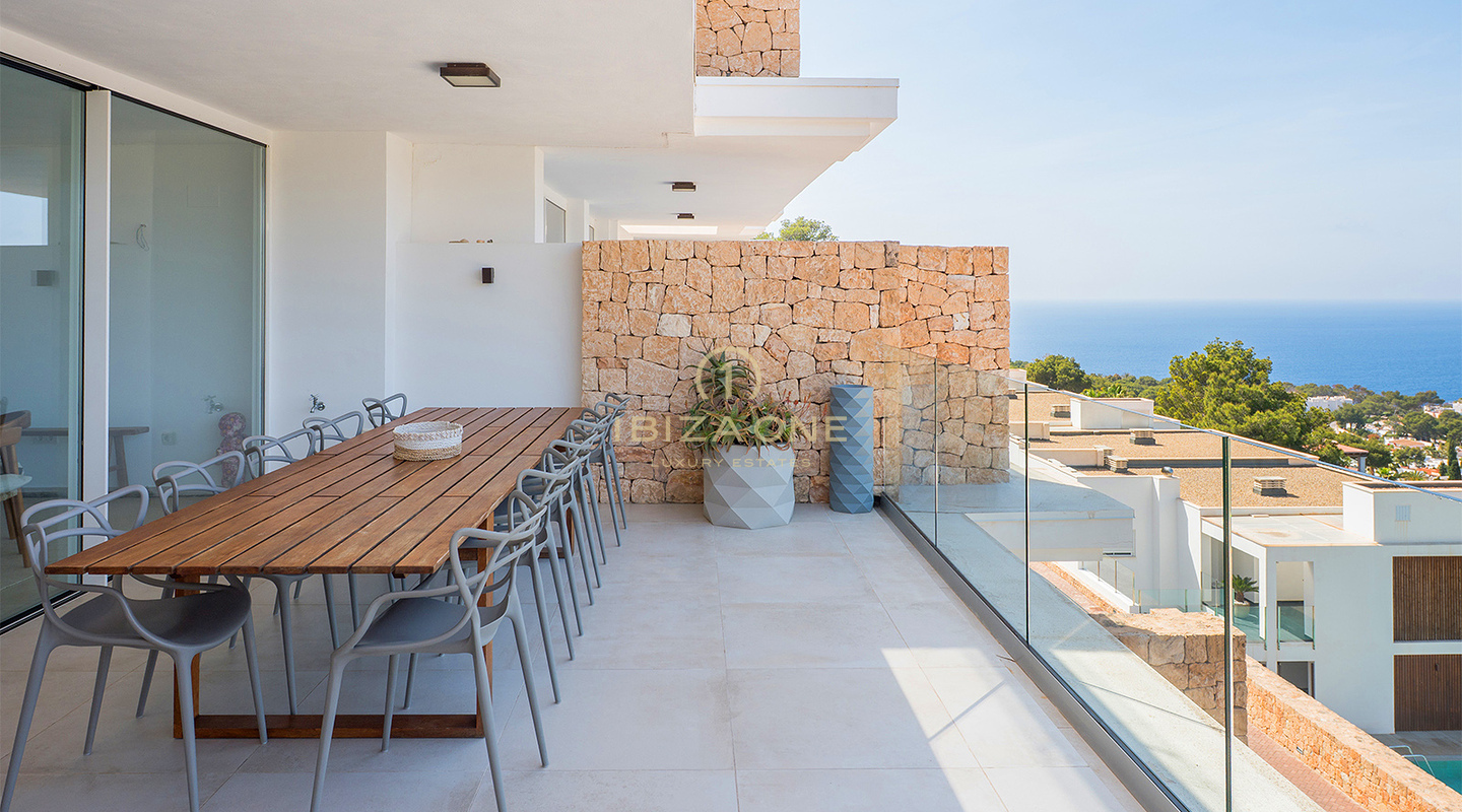 Luxe penthouse met jacuzzi op het dakterras, panoramisch uitzicht op zee en op loopafstand van het strand van Cala Vadella – te koop, Ibiza