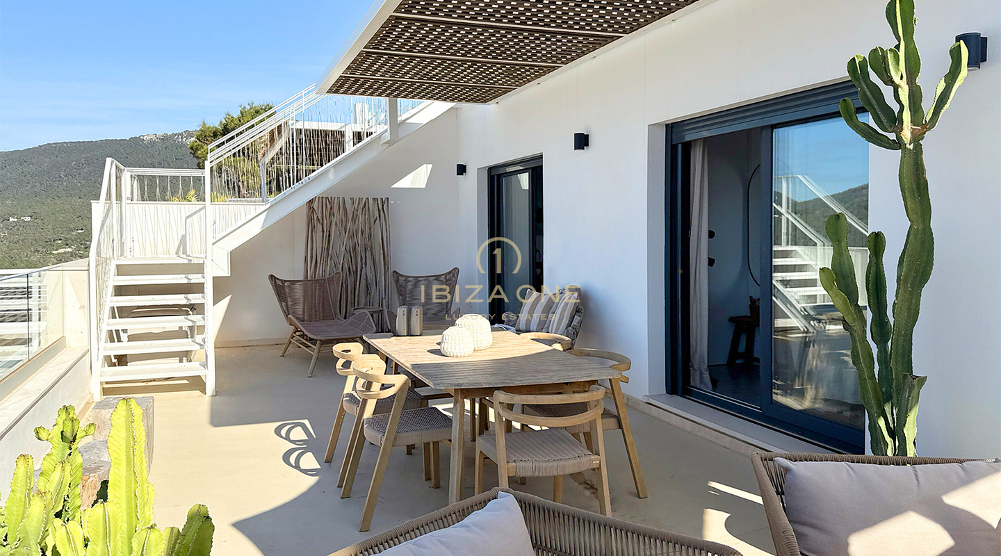Penthouse de luxe avec vue sur mer et terrasse privée sur le toit – à deux pas de la plage de Cala Vadella – à vendre à Ibiza