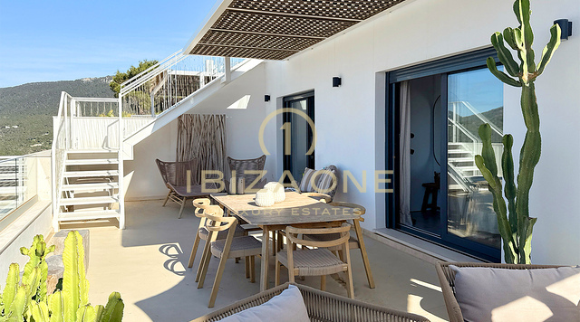 Luxe penthouse met zeezicht en privé dakterras – op loopafstand van het strand van Cala Vadella, te koop op Ibiza