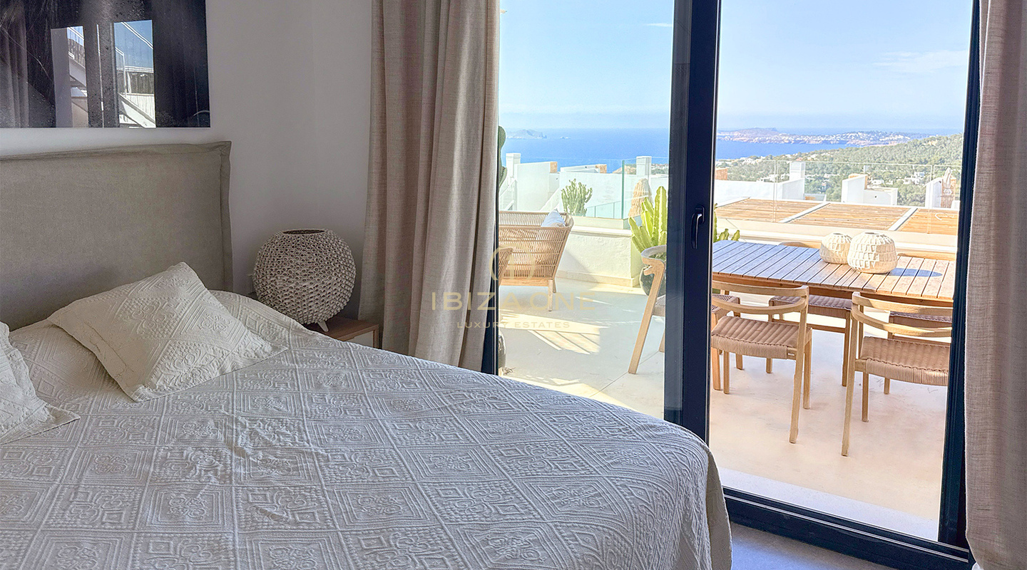 Attico di lusso con vista mare e terrazza privata sul tetto, a pochi passi dalla spiaggia di Cala Vadella, in vendita a Ibiza.