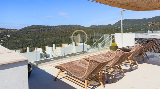 Luxe penthouse met zeezicht en privé dakterras – op loopafstand van het strand van Cala Vadella, te koop op Ibiza