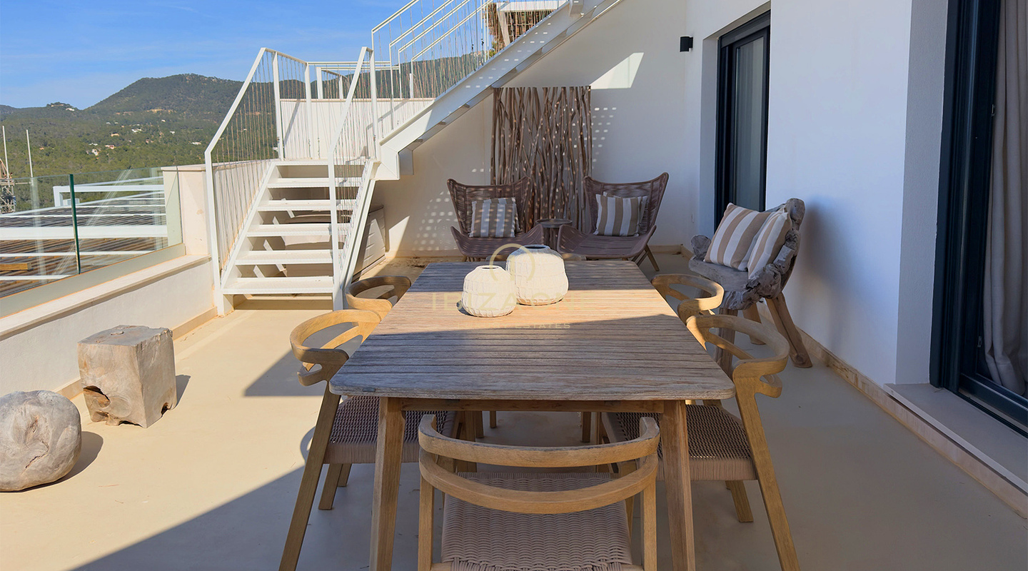 Penthouse de luxe avec vue sur mer et terrasse privée sur le toit – à deux pas de la plage de Cala Vadella – à vendre à Ibiza