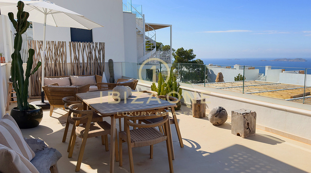 Attico di lusso con vista mare e terrazza privata sul tetto, a pochi passi dalla spiaggia di Cala Vadella, in vendita a Ibiza.