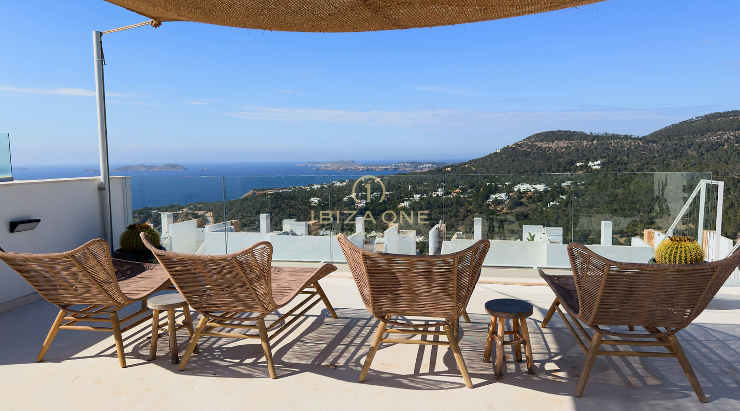 Luxe penthouse met zeezicht en privé dakterras – op loopafstand van het strand van Cala Vadella, te koop op Ibiza
