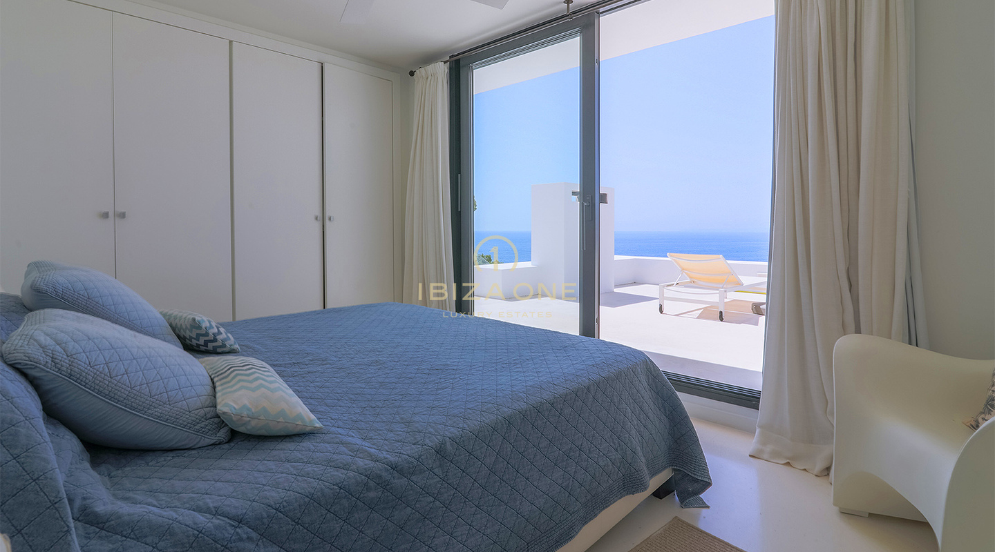 Exclusieve villa met zeezicht in Roca Llisa – een van Ibiza's meest prestigieuze gated communities – te koop op Ibiza.