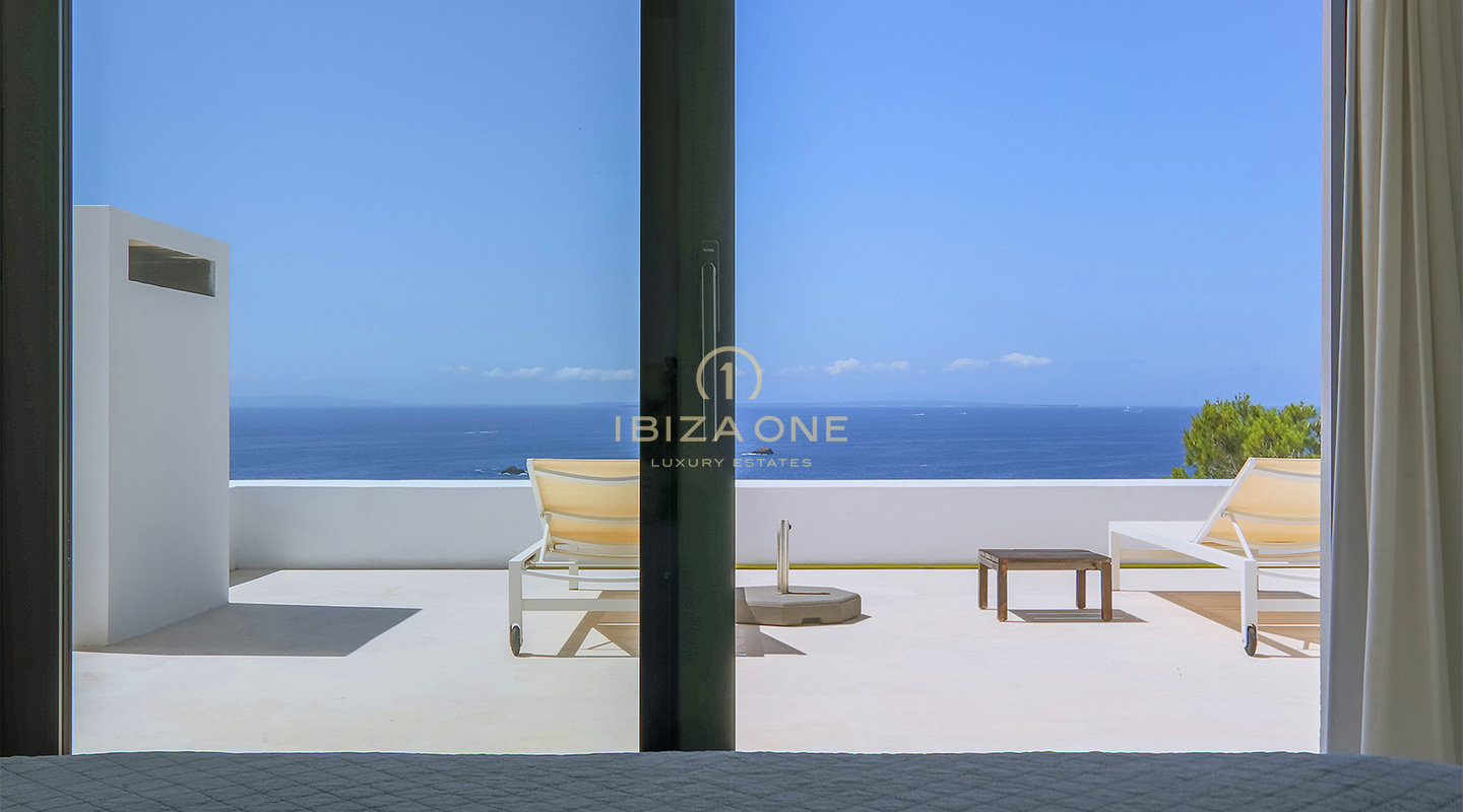Exclusieve villa met zeezicht in Roca Llisa – een van Ibiza's meest prestigieuze gated communities – te koop op Ibiza.