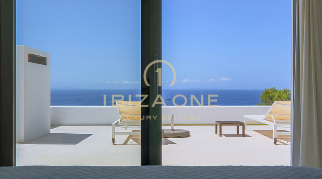 Exclusieve villa met zeezicht in Roca Llisa – een van Ibiza's meest prestigieuze gated communities – te koop op Ibiza.