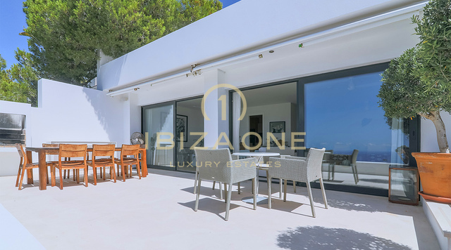 Эксклюзивная вилла с видом на море в Рока-Ллиса – одном из самых престижных закрытых жилых комплексов Ибицы, выставленных на продажу.