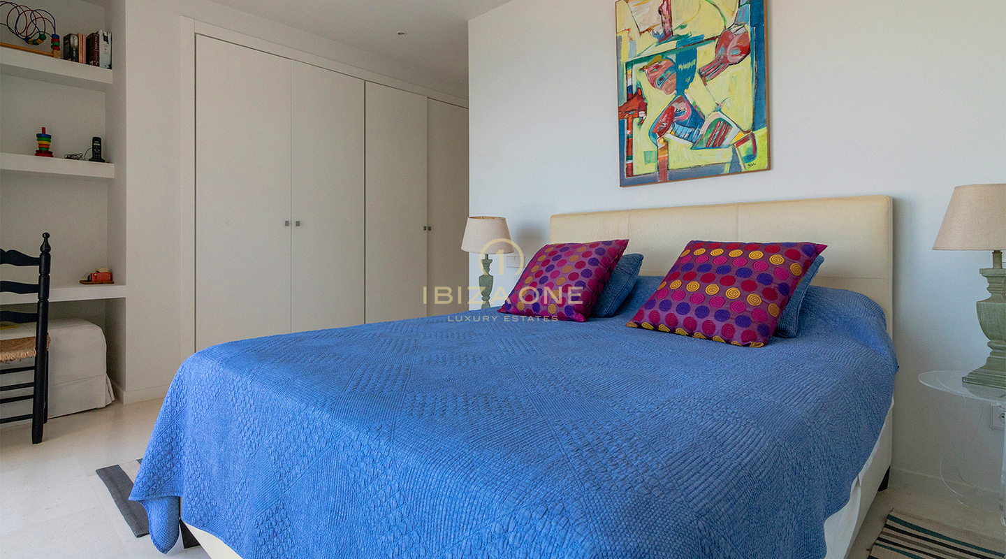 Exclusieve villa met zeezicht in Roca Llisa – een van Ibiza's meest prestigieuze gated communities – te koop op Ibiza.