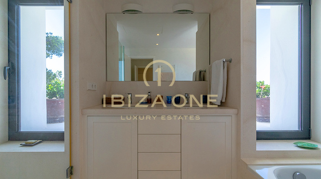 Esclusiva villa con vista mare a Roca Llisa – in vendita in uno dei complessi residenziali più prestigiosi di Ibiza, Ibiza.