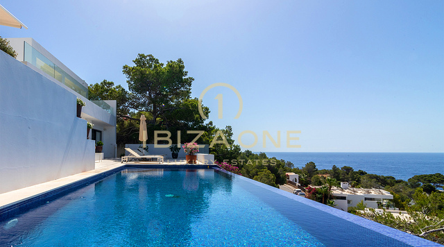 Exklusive Villa mit Meerblick in Roca Llisa – einer der prestigeträchtigsten Wohnanlagen Ibizas – zu verkaufen.
