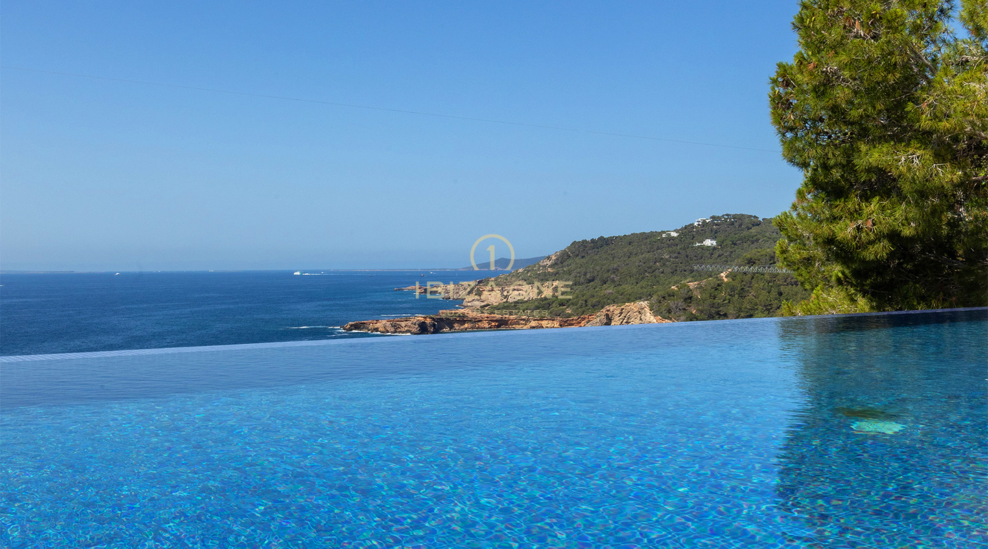 Exclusieve villa met zeezicht in Roca Llisa – een van Ibiza's meest prestigieuze gated communities – te koop op Ibiza.