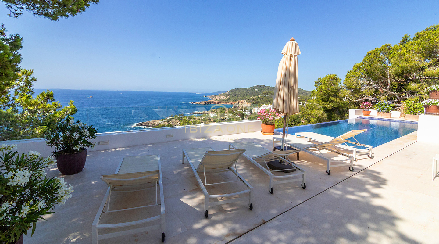 Exclusieve villa met zeezicht in Roca Llisa – een van Ibiza's meest prestigieuze gated communities – te koop op Ibiza.