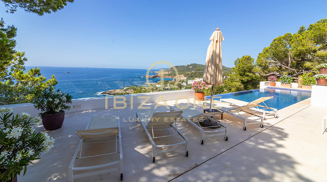 Exklusive Villa mit Meerblick in Roca Llisa – einer der prestigeträchtigsten Wohnanlagen Ibizas – zu verkaufen.