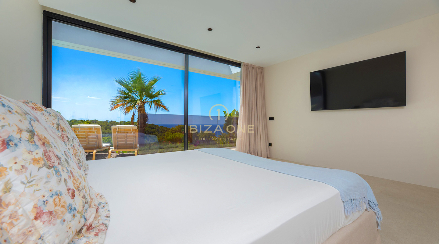Villa de luxe neuve d'exception avec vue panoramique sur la mer et le coucher du soleil, à vendre sur la côte ouest d'Ibiza.