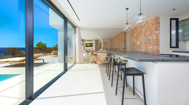 Außergewöhnliche, neu erbaute Luxusvilla mit Panoramablick auf Meer und Sonnenuntergang an der Westküste Ibizas zu verkaufen.