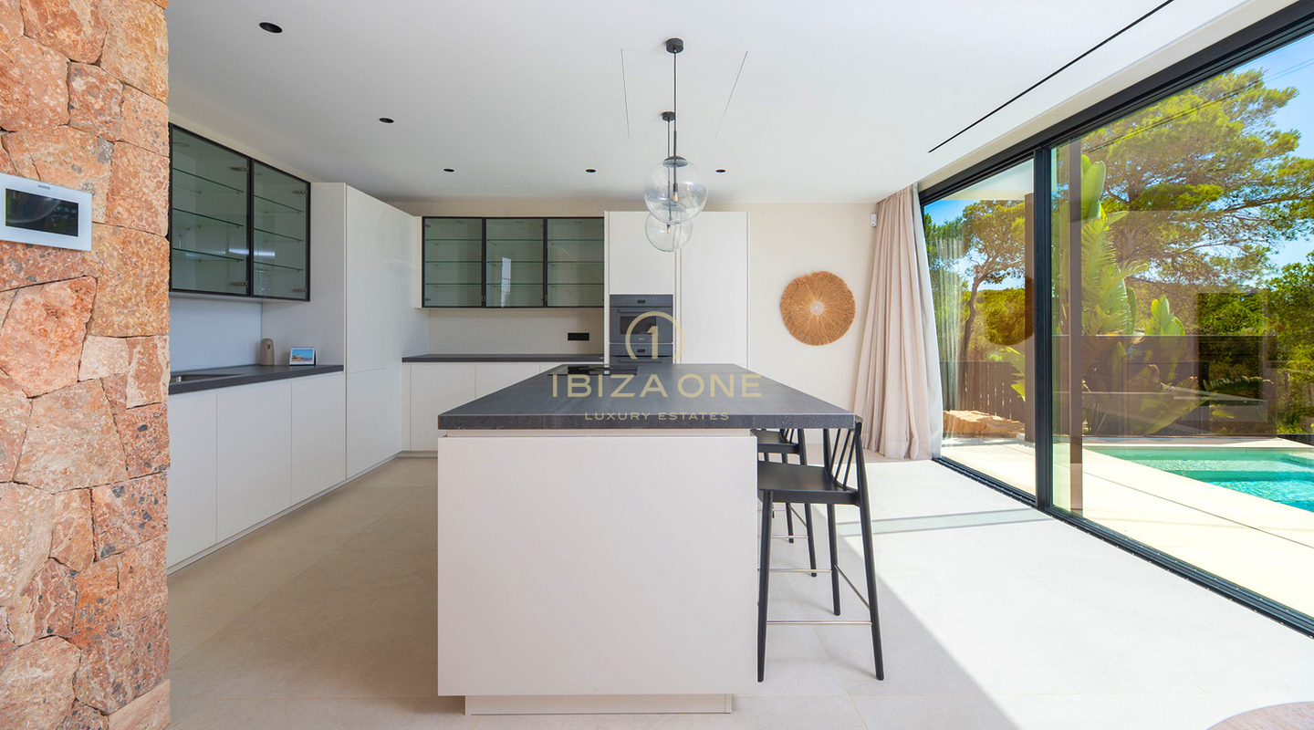 Außergewöhnliche, neu erbaute Luxusvilla mit Panoramablick auf Meer und Sonnenuntergang an der Westküste Ibizas zu verkaufen.