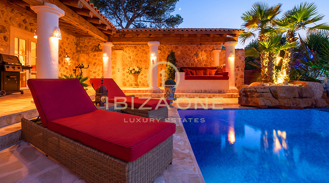 Villa franco-italienne de luxe exceptionnelle à louer à Ibiza, offrant une vue panoramique à 180° sur le coucher de soleil et la mer.