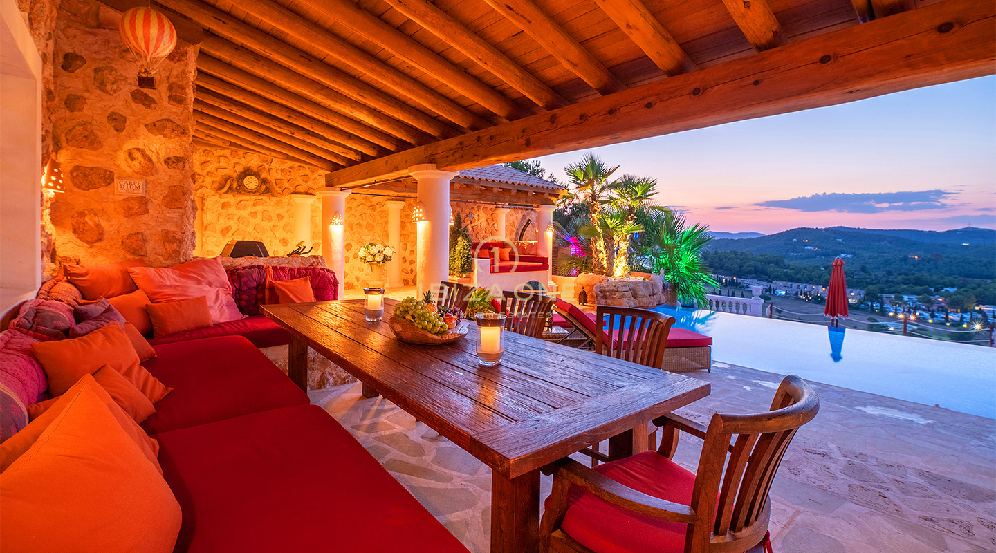 Eccezionale villa di lusso franco-italiana con vista a 180° sul tramonto e sul mare, in affitto a Ibiza.