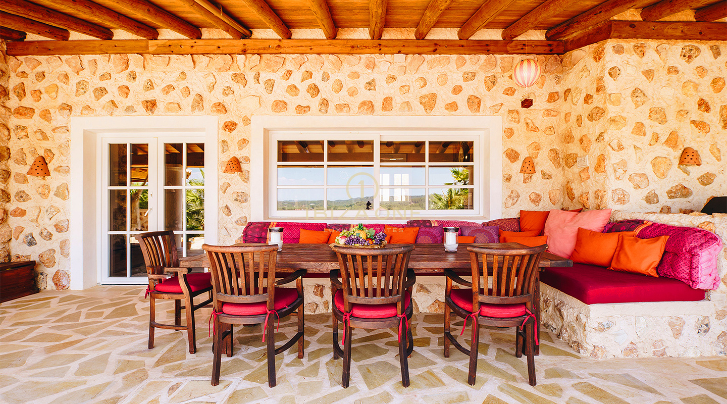 Uitzonderlijke Frans-Italiaanse luxe villa met 180° uitzicht op de zonsondergang en de zee te huur op Ibiza
