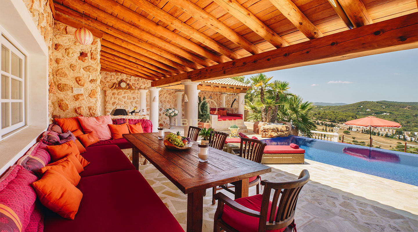 Excepcional villa de lujo franco-italiana con vistas panorámicas al mar y a la puesta de sol de 180° en alquiler en Ibiza.