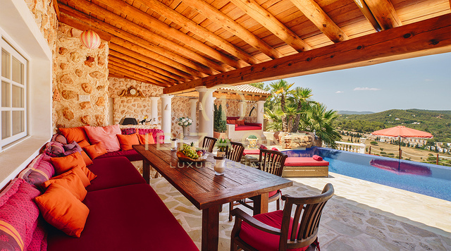 Villa franco-italienne de luxe exceptionnelle à louer à Ibiza, offrant une vue panoramique à 180° sur le coucher de soleil et la mer.