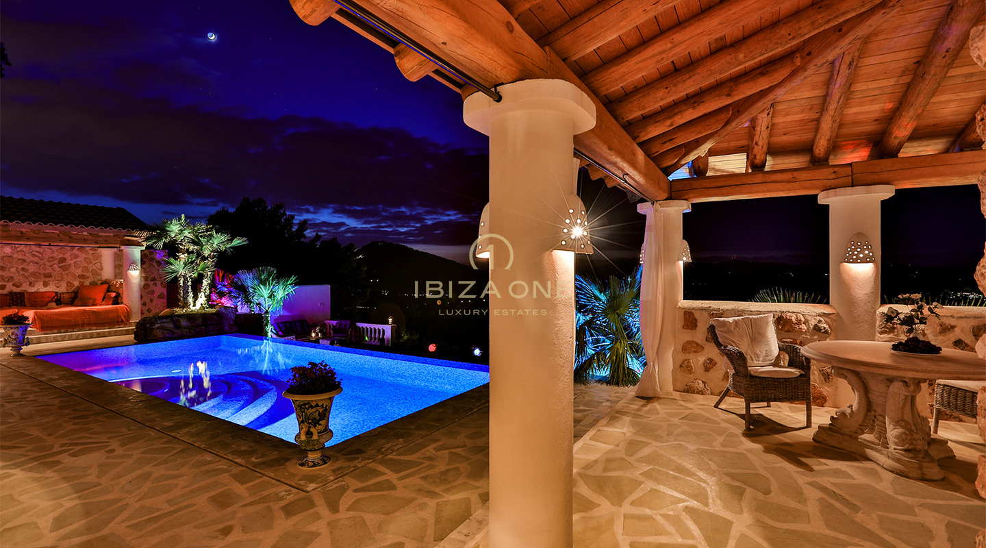 Excepcional villa de lujo franco-italiana con vistas panorámicas al mar y a la puesta de sol de 180° en alquiler en Ibiza.