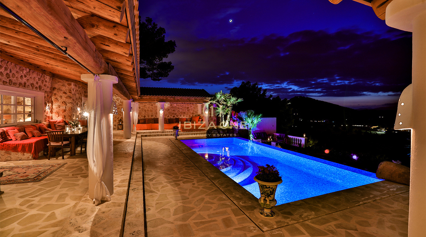Excepcional villa de lujo franco-italiana con vistas panorámicas al mar y a la puesta de sol de 180° en alquiler en Ibiza.