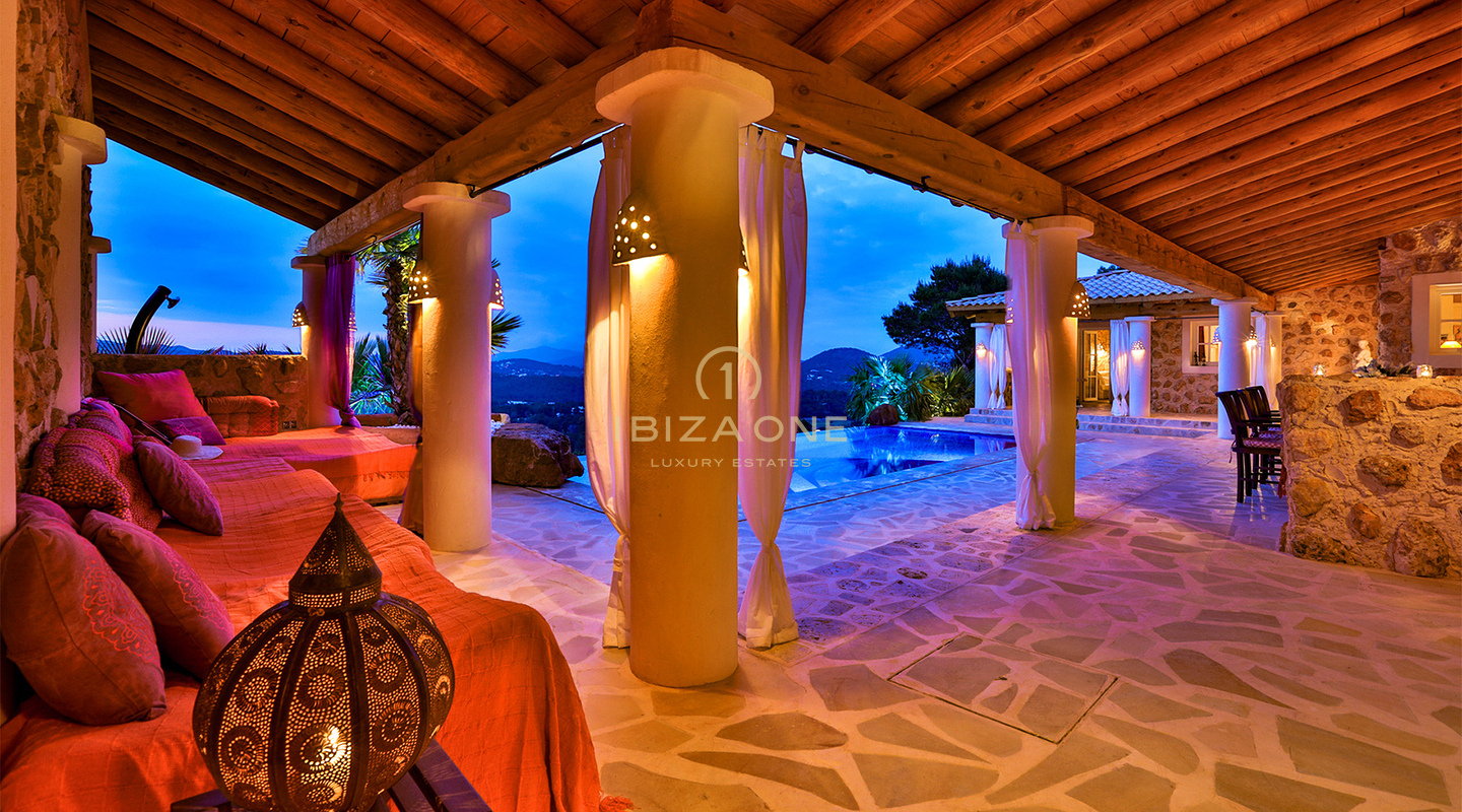 Excepcional villa de lujo franco-italiana con vistas panorámicas al mar y a la puesta de sol de 180° en alquiler en Ibiza.