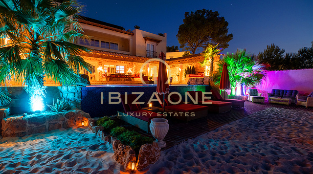 Villa franco-italienne de luxe exceptionnelle à louer à Ibiza, offrant une vue panoramique à 180° sur le coucher de soleil et la mer.