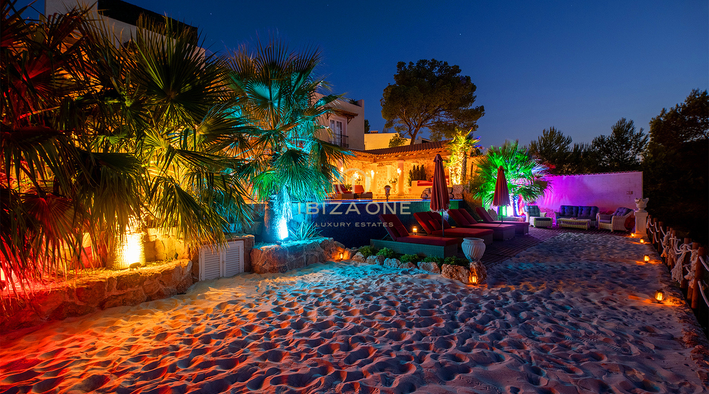 Excepcional villa de lujo franco-italiana con vistas panorámicas al mar y a la puesta de sol de 180° en alquiler en Ibiza.